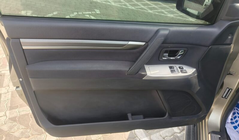 
								Mitsubishi pajero full									