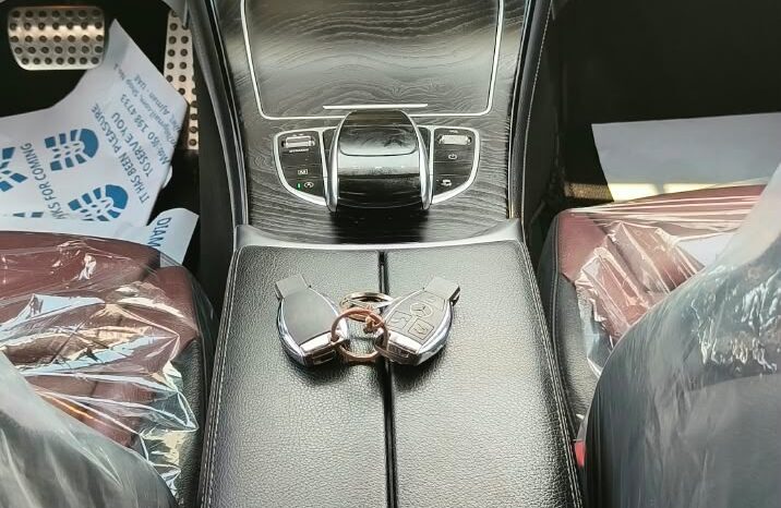 
								mercedes benz GLC250 gcc 2017 full									